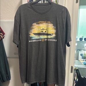 Magellan Outdoors Gray Short Sleeve Tee with Graphic Design